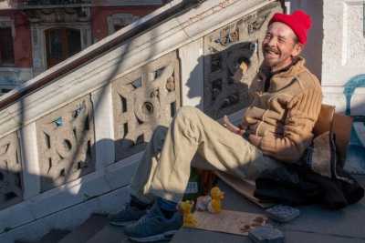 Bari, la storia di "Marco buongiorno": il clochard che saluta tutti con un sorriso